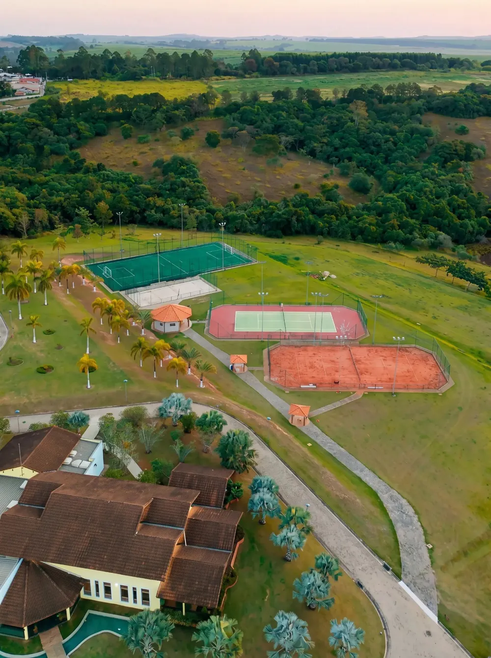 Vista aérea de unidade da rede credenciada, com áreas verdes e quadras esportivas